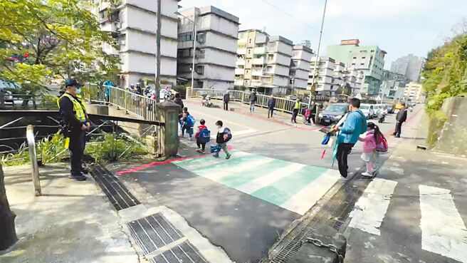基隆市日前发生陌生男子勾颈骚扰国中女生事件，警方6日起强化校园附近巡逻。（张志康摄）