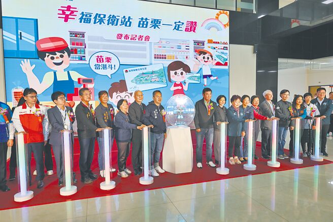 苗栗县长锺东锦不忍弱势孩子在寒暑假期间没有营养午餐可用，结合台北市政府悠游卡公司及4大超商系统，透过县府发行的学生数位卡，让弱势学生直接到超商领取免费午餐，受惠学生多达4500人。（谢明俊摄）