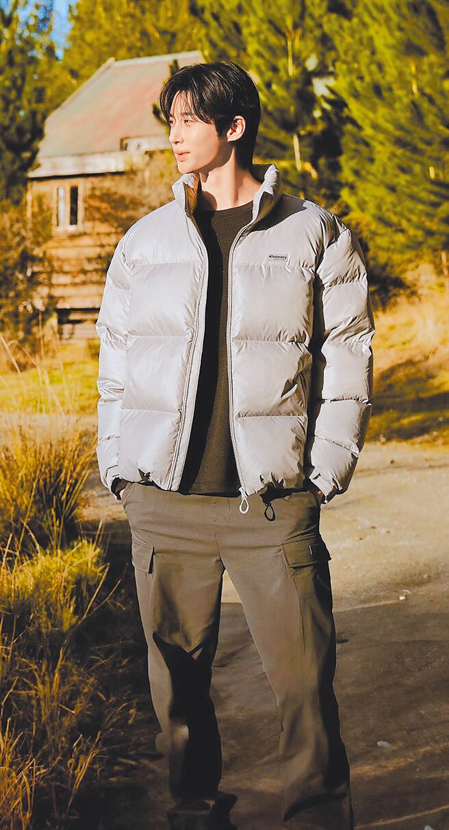 新光三越DISCOVERY BARNSLEY羽絨外套，推薦價8090元。（新光三越提供）