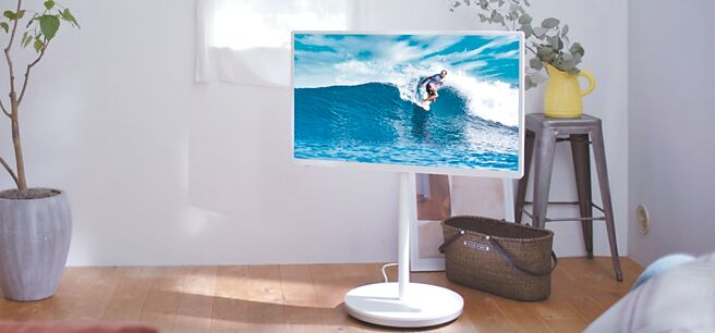 新光三越Panasonic可移動式美型電視TH-43LF2NW，推薦價4萬3900元。（新光三越提供）