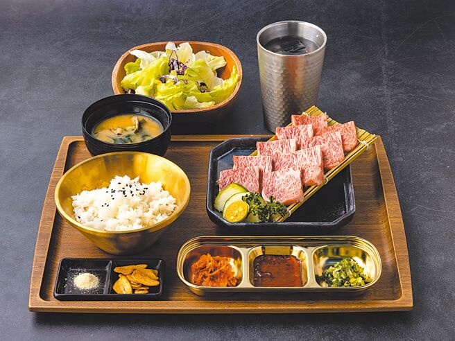 IKIGAI燒肉限時推出「和牛雙人餐」1468元，當中的「日本A5和牛套餐」採日本山形A5和牛。（全家國際餐飲提供）