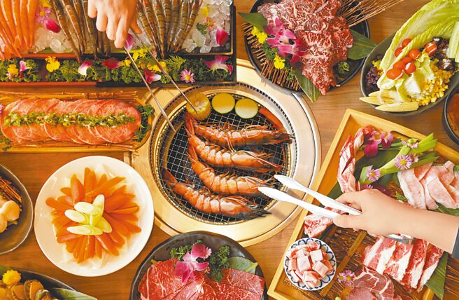 馬辣集團旗下「夯下去和牛燒肉放題」推出證件中對中1、4、6、8任兩碼，可享北海道大帆立貝吃到飽。（馬辣集團提供）