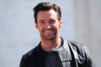 休杰克曼遭疑「双劈腿」新欢曝光 十指紧扣、幸福笑意藏不住