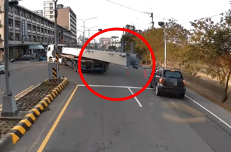 拖板車載「超長鋼樑」轉彎險橫掃小客車  網驚：根本活動斷頭台