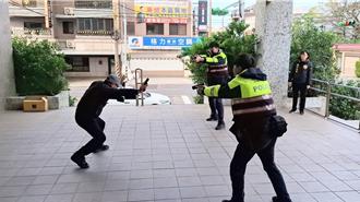 大園分局防搶演練逼真吸睛    民眾圍觀直呼精彩