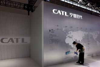 寧德時代被美國列黑名單 外媒曝全球大車廠躺槍：特斯拉也難逃