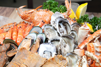 「饗饗」食物中毒元兇疑生海鮮 醫示警：6族群絕對不能碰