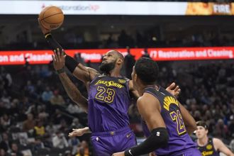 NBA》詹皇22年生涯最狂的灌籃！空中換手顏扣216公分長人