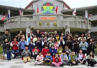 花蓮東華附小連5年辦國際升旗典禮 打造地球村校園接納多元文化