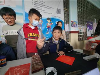 台中大德國小學童揮毫送春聯 1200張當場索取一空