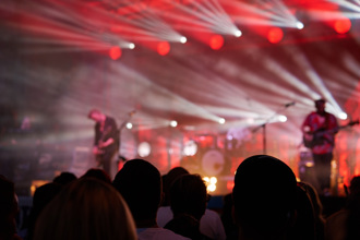 人妻台上擁吻樂團主唱 老公心碎斷了10年婚姻