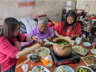 華山攜手企業關懷獨居長者 陪貼春聯、包餃子感受年味氣氛