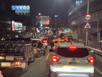 大漢橋出事了！新莊端「17輛車連環撞」 車流回堵塞爆