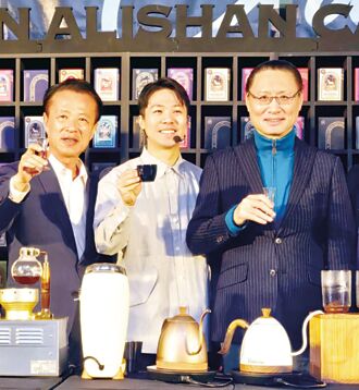 合庫人壽攜手嘉義小農 推出喘息咖啡