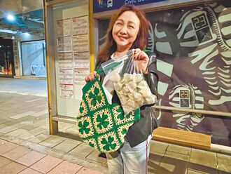 直击郑怡路边面交水饺鉤织包