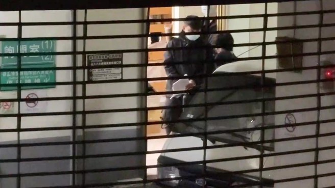 邱军遭收押禁见！被移送上囚车。（翻摄画面）