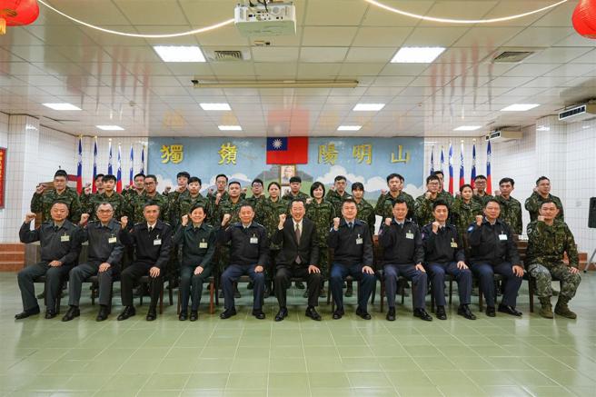  顾部长犒慰驻守偏远地区的官兵，鼓舞士气。（军闻社记者陈军均摄）