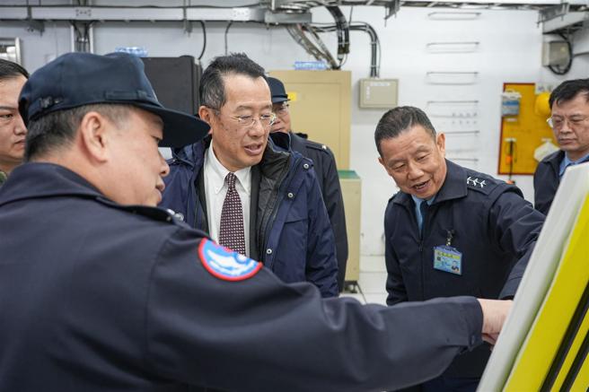 顾部长实地了解官兵工作区及生活设施环境。（军闻社记者陈军均摄）