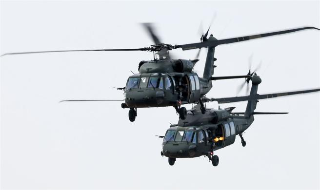  UH-60M通用直升机载运特战分队机降投入作战，并实施战场追击。（记者谢承宏摄）