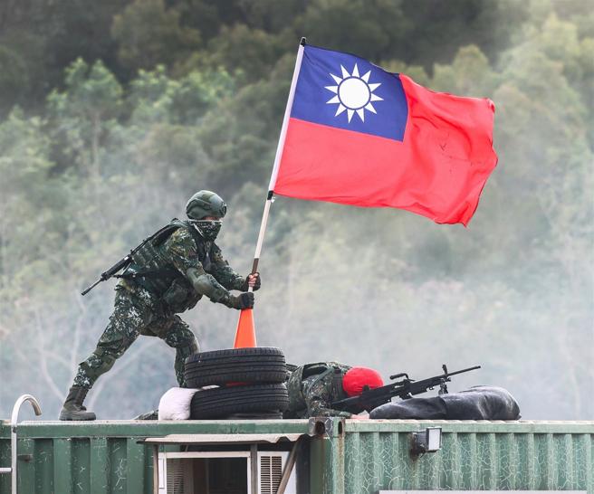 　官兵夺回目标区，竖起国旗，象徵着守护家园的使命与荣耀。
（记者谢承宏摄）