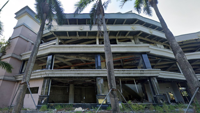 大社區觀音山鬼城「匯智龍城」已廢棄近20年，如今以2.2億元法拍，但房產專家直言恐會「萬年流標」。(圖／Google Map)