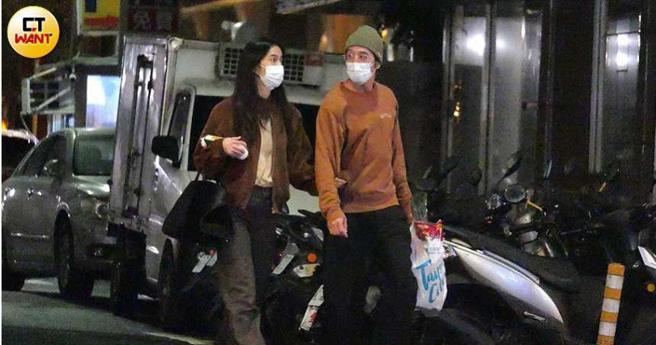 在超市採買結束後，陳庭妮一手拿蛋、一手勾著老公一起回家。（圖／本刊攝影組）