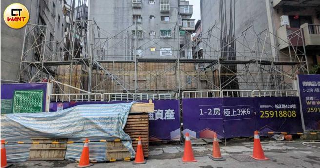 广镱营造厂的母公司广铭建设还有自有建案，其中位于信义区的「信义WOW」的11楼建案原定明年初完工，如今却仅刚刚「破土」。（图／林冠吟摄）