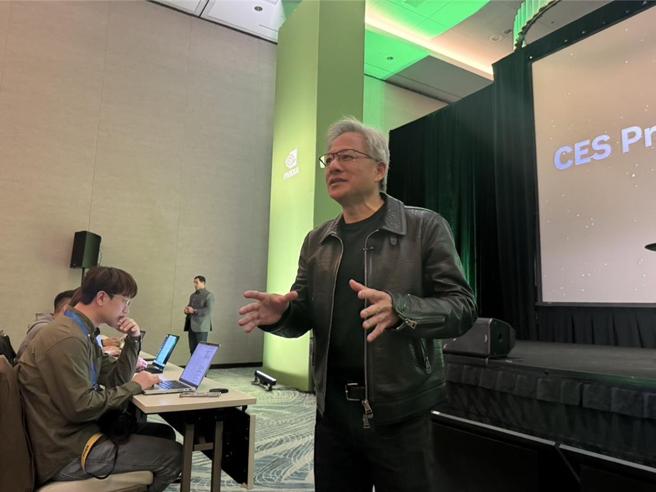 輝達（NVIDIA）執行長黃仁勳在CES演講後召開記者會。圖／張珈睿