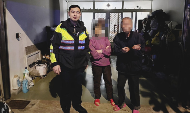 失智單車阿北坐路邊狂發抖，暖警與熱心民眾助平安返家。（翻攝畫面）