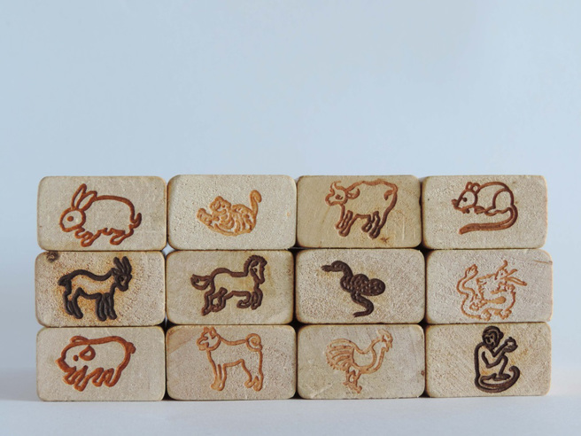 大陆湖南长沙岳麓书院展出一幅出土于古墓的十二生肖壁画，和现行的版本略有不同，不但顺序改变，蛇也被猫取代了。（示意图：Shutterstock／达志）