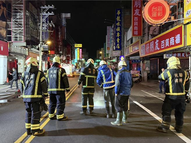 桃园市桃园区中正路593号前路面今天清晨喷出大量烟雾，且出现约90公分坑洞。警消获报前往戒备，据了解，烟雾怀疑是因为捷运绿线施工的潜盾机造成，桃园市捷运工程局人员也在现场厘清事故原因。（翻摄照片）