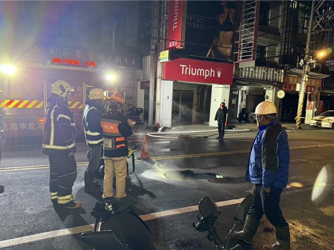 桃园市桃园区中正路593号前路面今天清晨喷出大量烟雾，且出现约90公分坑洞。警消获报前往戒备，据了解，烟雾怀疑是因为捷运绿线施工的潜盾机造成，桃园市捷运工程局人员也在现场厘清事故原因。（翻摄照片）