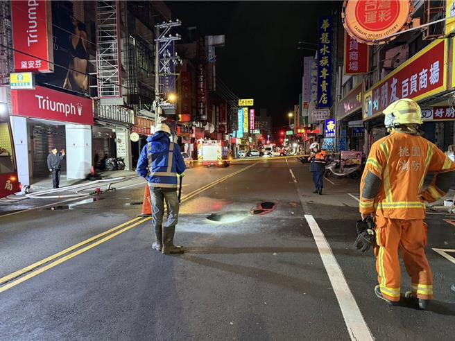 桃园市桃园区中正路593号前路面今天清晨喷出大量烟雾，且出现约90公分坑洞。警消获报前往戒备，据了解，烟雾怀疑是因为捷运绿线施工的潜盾机造成，桃园市捷运工程局人员也在现场厘清事故原因。（翻摄照片）