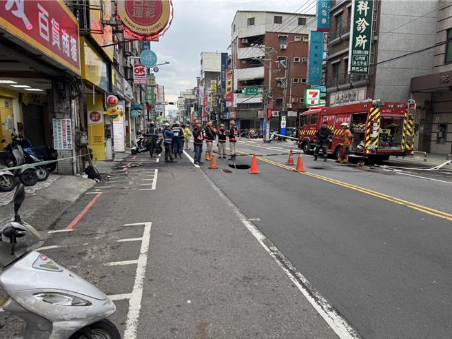 桃园市桃园区中正路593号前路面今天清晨喷出大量烟雾，且出现约90公分坑洞。警消获报前往戒备，据了解，烟雾怀疑是因为捷运绿线施工的潜盾机造成，桃园市捷运工程局人员也在现场厘清事故原因。（翻摄照片）