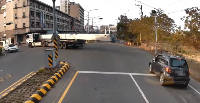 钢梁超过整台车的三分之一。（翻摄自WoWtchout - 地图型行车影像分享平台）