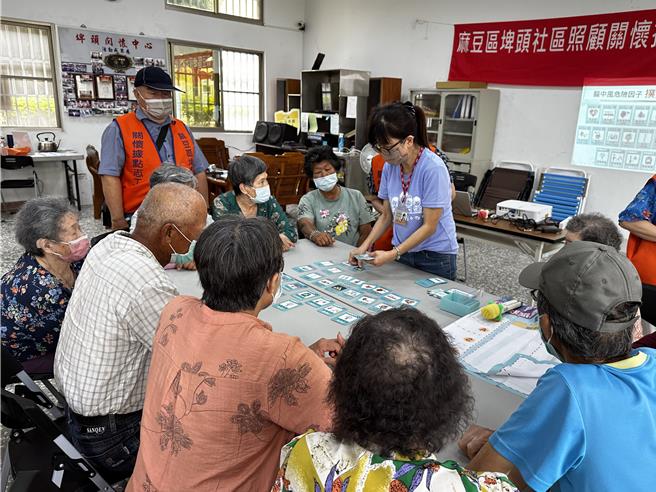 麻豆新楼医院社区健康中心主任尤苔安向社区居民宣导预防脑中风。（院方提供／宝智华台南传真）