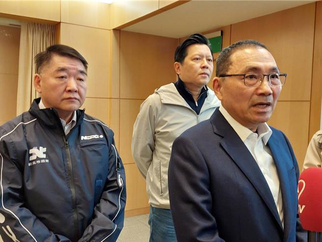 新北市三重六張街工地鄰損民宅倒榻案，新北市長侯友宜（右）今（8）日受訪強調會跟市民朋友站在一起共度所有難關。（陳慰慈攝）