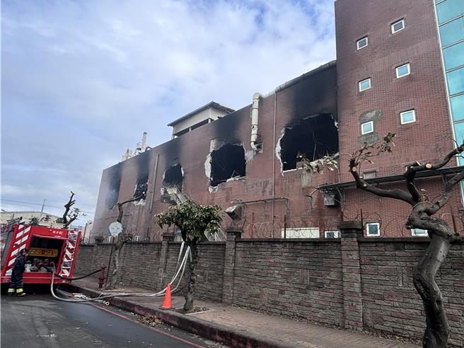 连烧3日终于扑灭！桃园市观音工业区臻鼎集团旗下先丰通讯公司5日中午发生大火，因厂内存放大量危险物、温度过高，导致消防人员无法入室抢救，经协调8日凌晨紧急调派重机具，开挖5破口，终于在8日上午6时许破灭火势。（廖姮玥摄）