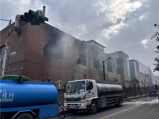 连烧3日终于扑灭！桃园市观音工业区臻鼎集团旗下先丰通讯公司5日中午发生大火，因厂内存放大量危险物、温度过高，导致消防人员无法入室抢救，经协调8日凌晨紧急调派重机具，开挖5破口，终于在8日上午6时许破灭火势。（廖姮玥摄）