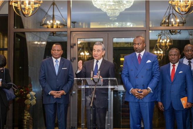 当地时间2025年1月7日，中共中央政治局委员、外交部长王毅在布拉柴维尔会见刚果（布）总统萨苏后接受记者採访。（中国外交部官网）