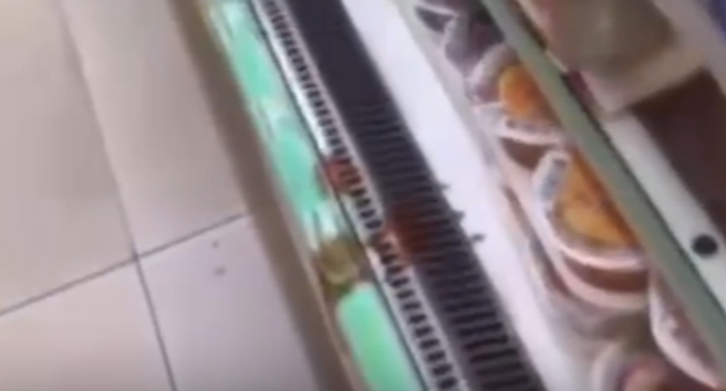 冰柜前的孔洞被槟榔汁污染。（翻摄记者爆料网）