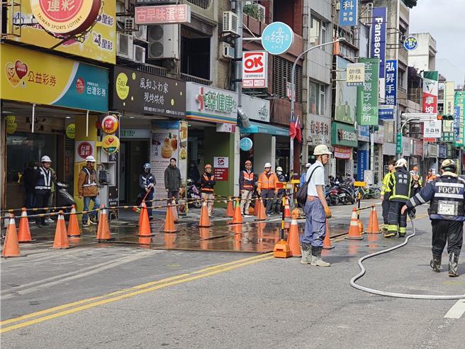 桃园市桃园区中正路593号前路面今天清晨出现1处约90平方公分坑洞并喷出大量烟雾，道路一度管制。桃园市捷运工程局前往修復，填入11立方米混凝土，目前已经恢復通车，初判认为原因是地下浅层管线破损所导致，初步排除地下隧道潜盾施工影响。（赖佑维摄）