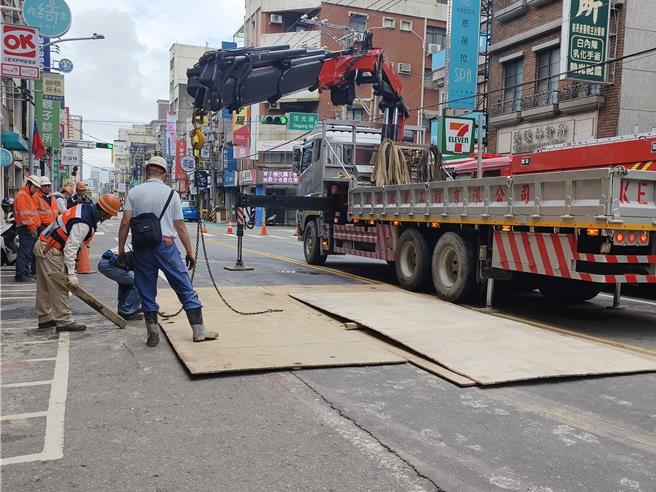 桃园市桃园区中正路593号前路面今天清晨出现1处约90平方公分坑洞并喷出大量烟雾，道路一度管制。桃园市捷运工程局前往修復，填入11立方米混凝土，目前已经恢復通车，初判认为原因是地下浅层管线破损所导致，初步排除地下隧道潜盾施工影响。（赖佑维摄）