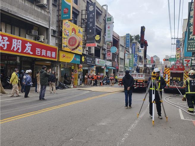 桃园市桃园区中正路593号前路面今天清晨出现1处约90平方公分坑洞并喷出大量烟雾，道路一度管制。桃园市捷运工程局前往修復，填入11立方米混凝土，目前已经恢復通车，初判认为原因是地下浅层管线破损所导致，初步排除地下隧道潜盾施工影响。（赖佑维摄）