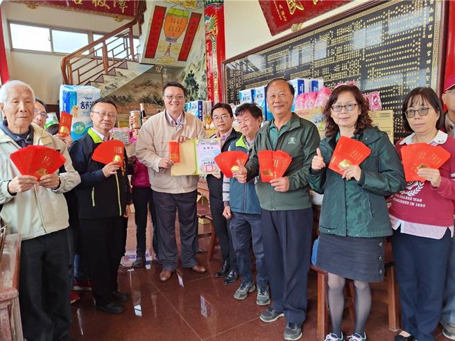 台南市官田慈聖宮連續17年舉辦寒冬送暖，費用源於信徒捐獻、專款專用，今年共捐助20萬元。（官田慈聖宮提供／張毓翎台南傳真）