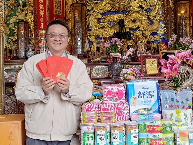 官田慈聖宮主委陳俊銘表示，這次發放對象包括官田里中低收入戶、邊緣戶、單親媽媽、獨居長者共36戶，每戶紅包現金1000元及價值2000多元的物資。（官田慈聖宮提供／張毓翎台南傳真）