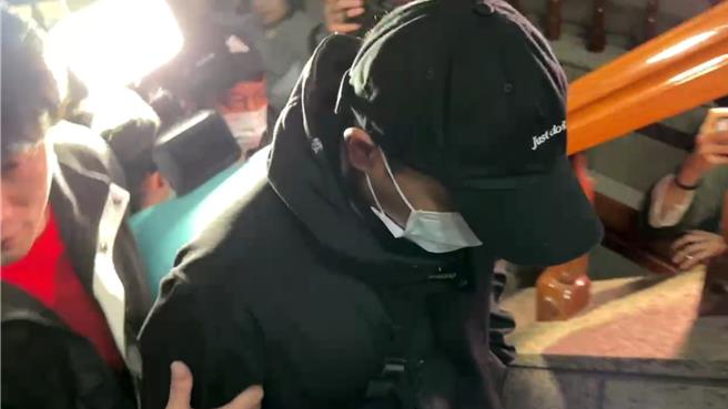 歌手邱軍7日深夜遭基隆地方法院裁定羈押禁見，並移送至看守所度過第一夜。（張志康攝）