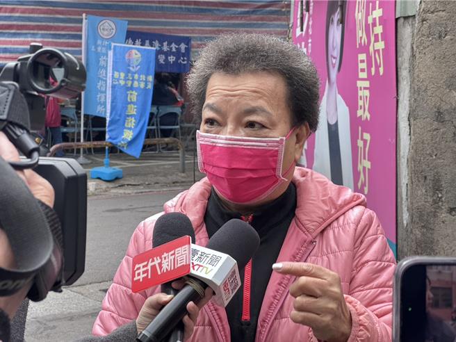 192号公寓翁姓住户受访。（张铠乙摄）