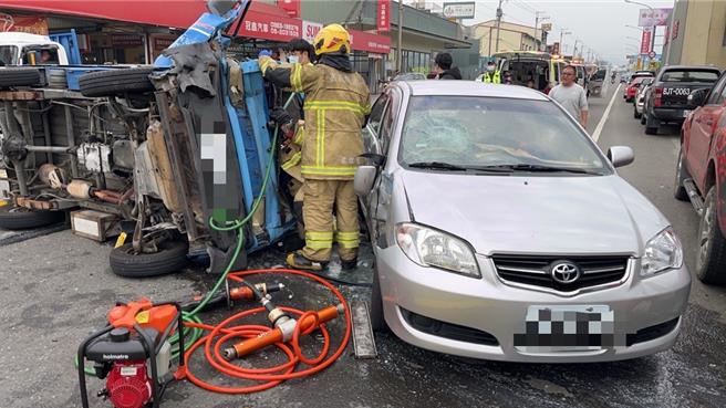 嘉义县中埔乡台18线23.3公里处，7日下生发生小货车和自小客撞击事故，小货车当场翻覆。(中埔分局提供／吕妍庭嘉义传真)