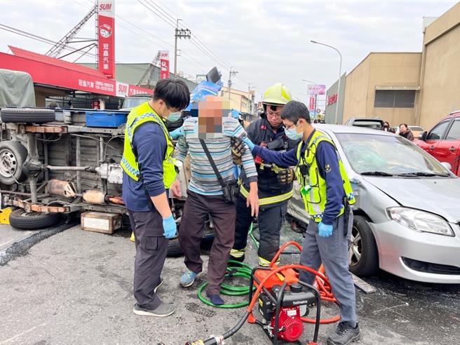 警消协助将两车驾驶和乘客送医救治。(中埔分局提供／吕妍庭嘉义传真)